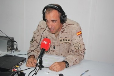 El coronel Romero en el estudio de radio. Fuente: PAO Misión Apoyo a Irak.