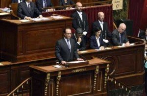 El Presidente de Francia, François Hollande, se dirije a las cámaras legislativas francesas (Asamblea Nacional y Senadao) reunidas en Congreso extraordinario en el Palacio de Versalles