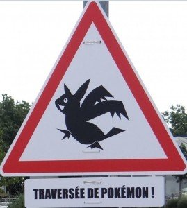 Señal de tráfico que alerta por travesía de Pokemon