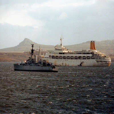 SS_Canberra_&_HMS_Andromeda_Falklands_1982